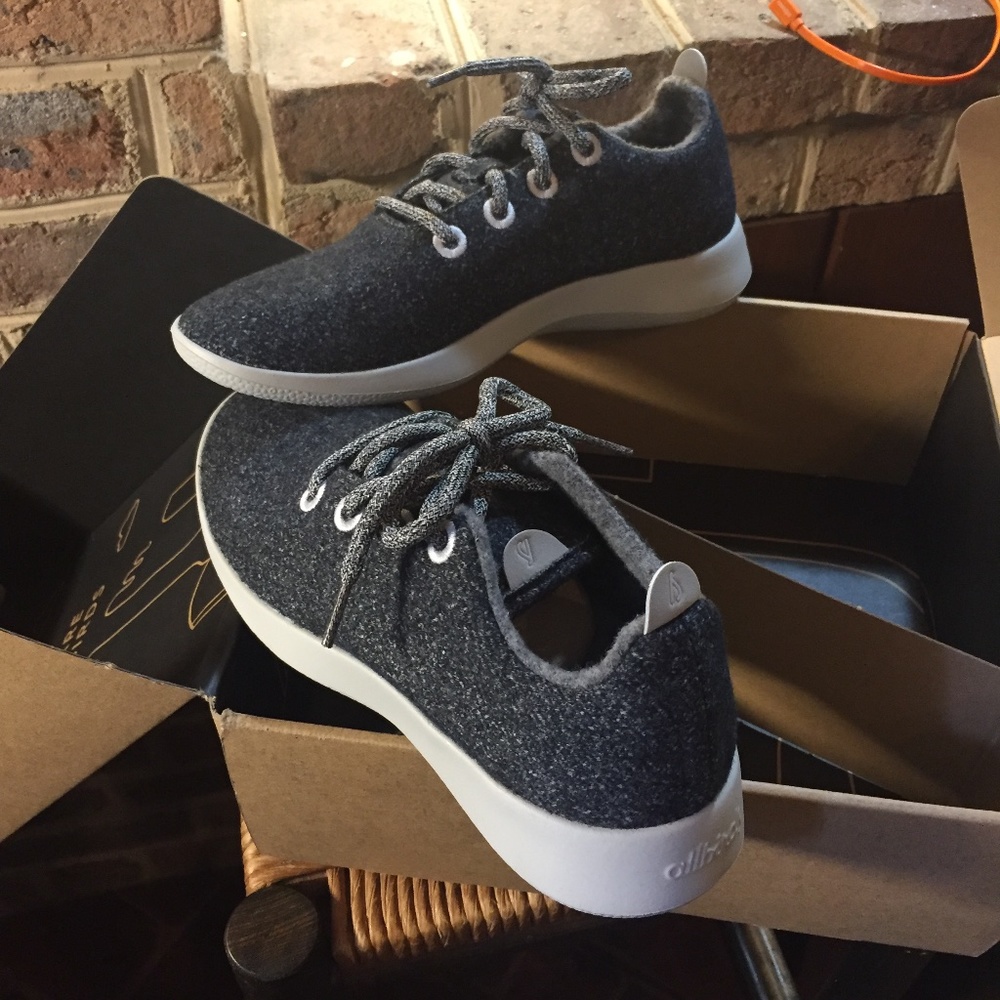 ALL BIRDS WOOL RUNNERS WOMENS SIZE 9M LIGHT GREY